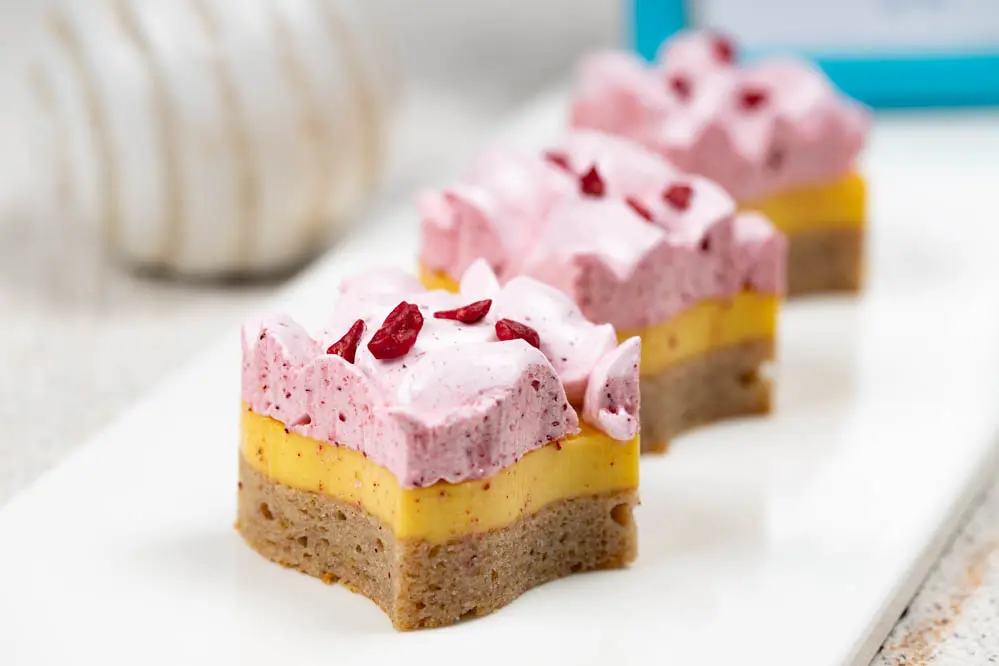 YUZU & DAVIDSON PLUM MERINGUE VEGAN SLICE, 47x47 WAVE, Frozen, Box 48/1